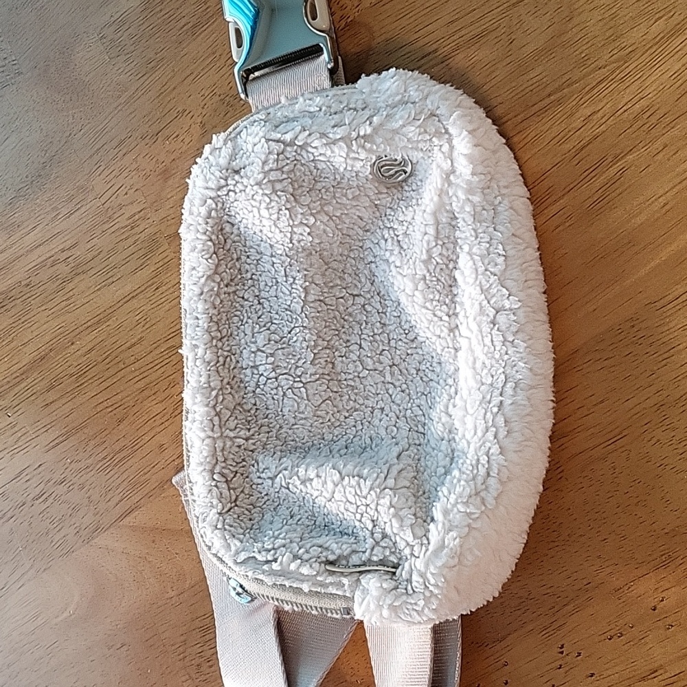 Lululemon 1L belt bag cream